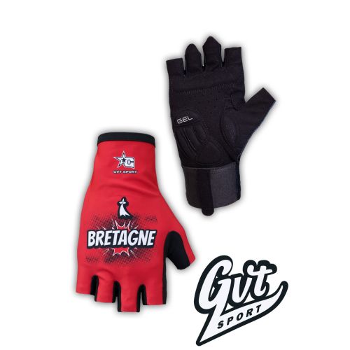 La photo représente la paire de gants cycliste Gvt Sport Breizh Rider de couleur rouge. 
Sur le revers de la main en lycra®, le mot 