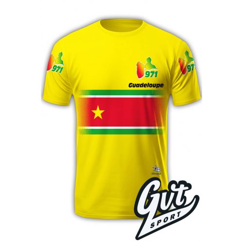 Maillot running GVT SPORT Guadeloupe 971 vue de devant, le design est jaune. Sur le haut de la poitrine côté gauche, il y a la carte de Guadeloupe avec 971 de couleurs rouge jaune et vert, en bas est écrit Guadeloupe en noir. Sur la bande centrale est rep