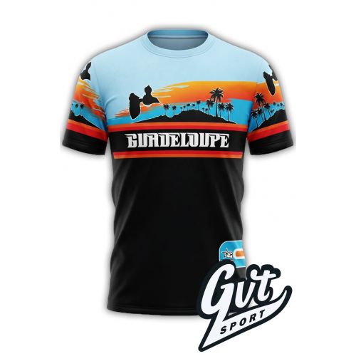 Maillot running GVT SPORT GUADELOUPE TEAM vue de devant est de couleurs noir sur le bas du tee-shirt et sur le bouts des deux manches courtes. Le haut du tee-shirt et des deux manches sont de couleurs bleu et orange avec un graphisme vibrant incluant la s