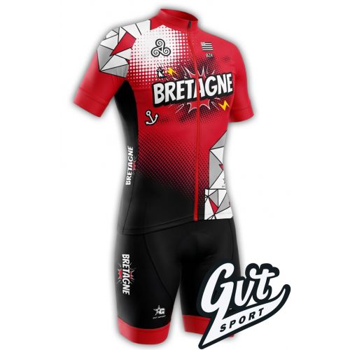 La photo représente la tenue cycliste Gvt Sport Breizh Rider comprenant un maillot cycliste de couleur rouge et un cuissard cycliste de couleur noir. 
Sur le maillot, le mot 